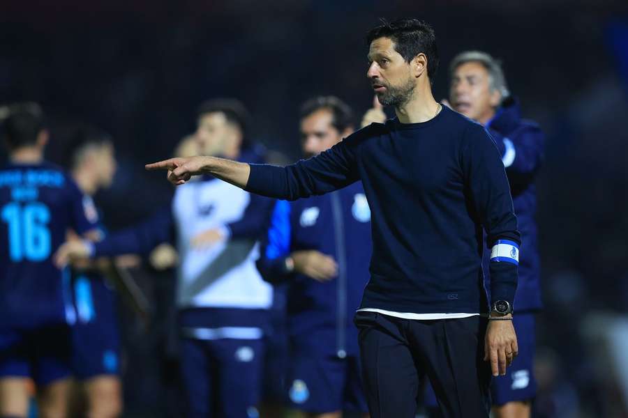 Vítor Bruno focado em Famalicão