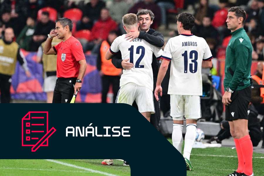 Santi Denia abraça o suplente Lukáš Červ no jogo com a Croácia