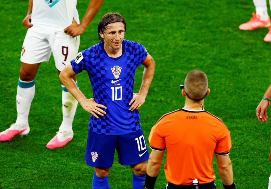 Modric diskutiert mit Schiedsrichter Eskas Modric diskutiert mit Schiedsrichter Eskas
