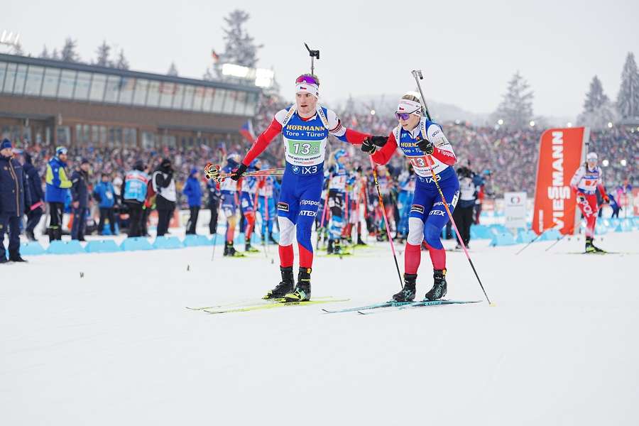 Tomáš Mikyska a Lucie Charvátová při smíšené štafetě v Novém Městě. Tomáš Mikyska a Lucie Charvátová při smíšené štafetě v Novém Městě.