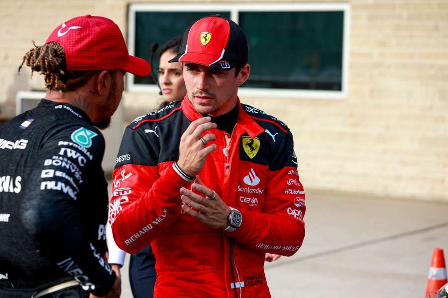 Hamilton (vľavo) s Leclercom body z nedeľňajších pretekov nezaznamenali.