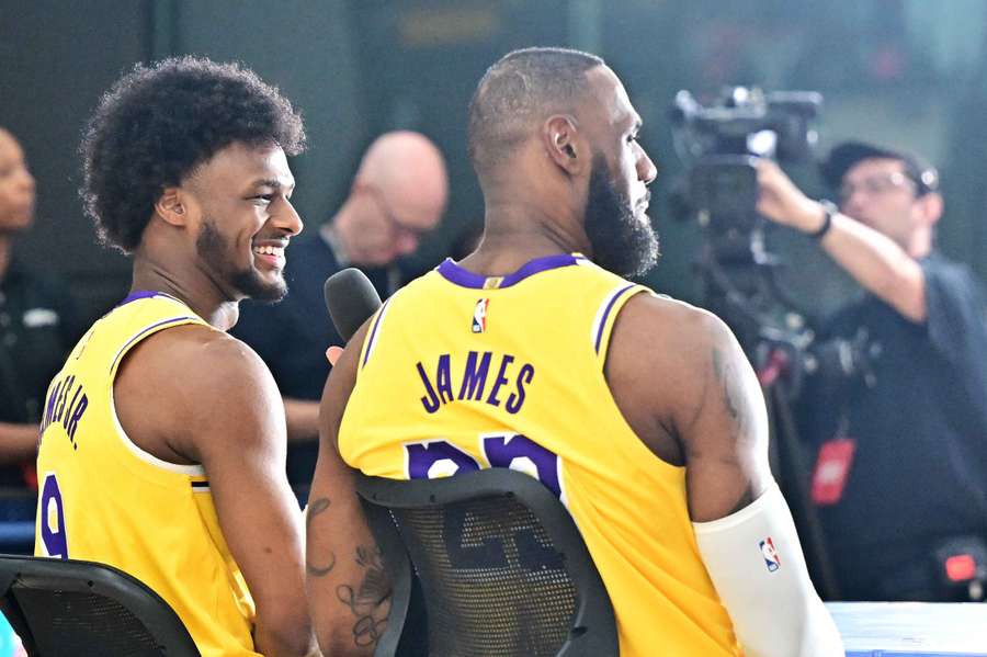 LeBron James, rechts, en zijn zoon Bronny op de Lakers mediadag