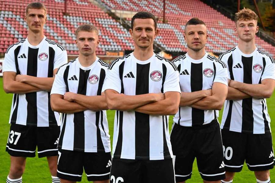 Podbrezová nastúpi v retro dresoch. Podbrezová nastúpi v retro dresoch.