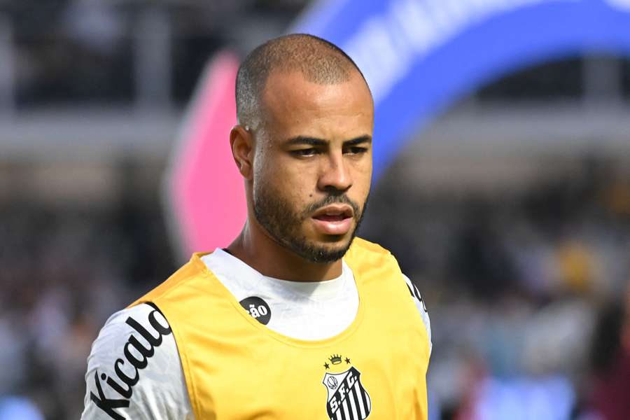 Mayke vem treinando em separado no CT Rei Pelé Mayke vem treinando em separado no CT Rei Pelé
