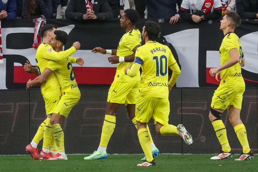 I giocatori del Villarreal esultano per il gol dell'1-0 contro il Rayo Vallecano