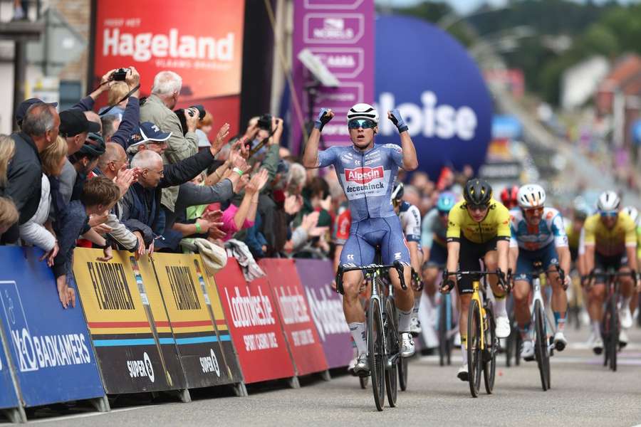 Belgische sprinter Philipsen troeft Kooij af in derde etappe Ronde van België