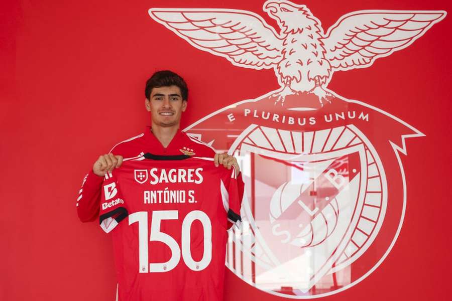 António Silva com a camisola alusiva aos 150 jogos