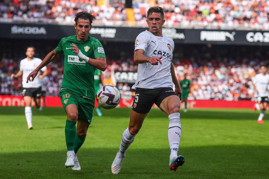 Pere Milla anotó dos goles en Valencia, pero el Elche no pudo pasar del empate.