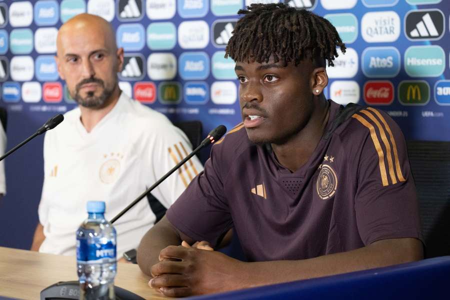 Yann-Aurel Bisseck.(r.) und Antonio Di Salvo auf der Pressekonferenz vor dem Auftaktmatch der U21-EM.