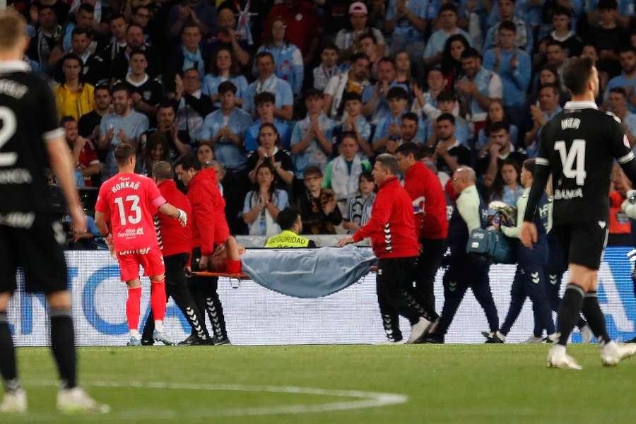 Cillessen, siendo retirado del césped de Balaídos