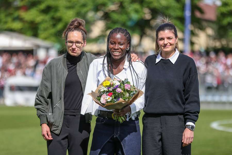 Anyomi (M.) bei ihrer Verabschiedung aus Frankfurt Anyomi (M.) bei ihrer Verabschiedung aus Frankfurt