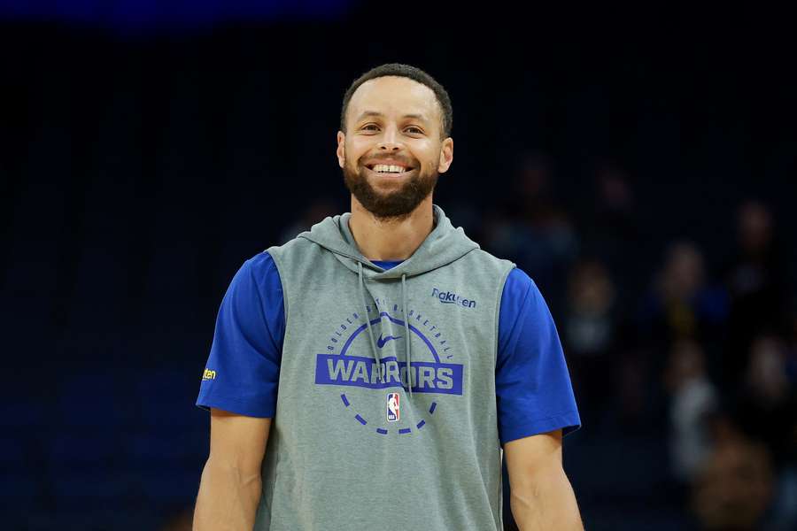 Stephen Curry regresa a las canchas tras dos meses lesionado