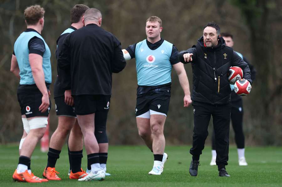 Matt Sherratt talks to his players during a training session