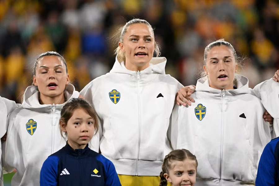 Kaneryd, Rolfö y Angeldahl cantan el himno nacional.