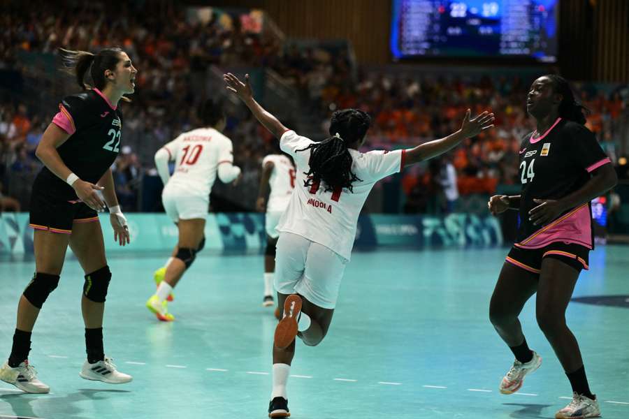 Quizelete celebra un gol de Angola ante la mirada de las españolas Lara González a la izquierda, y Lysa Tchaptchet, a la derecha