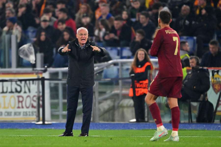 Claudio Ranieri parla con Lorenzo Pellegrini durante Roma-Eintracht Francoforte