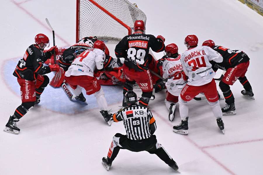 Před rozhodujícím gólem Třince byla u branky skrumáž. Před rozhodujícím gólem Třince byla u branky skrumáž.