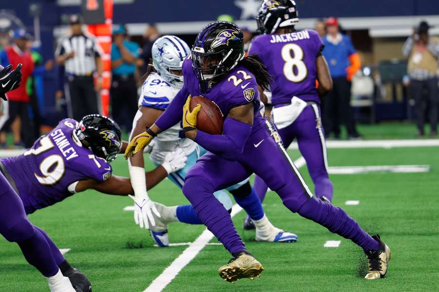 Il running back dei Baltimore Ravens Derrick Henry corre durante il secondo quarto contro i Dallas Cowboys all'AT&T Stadium