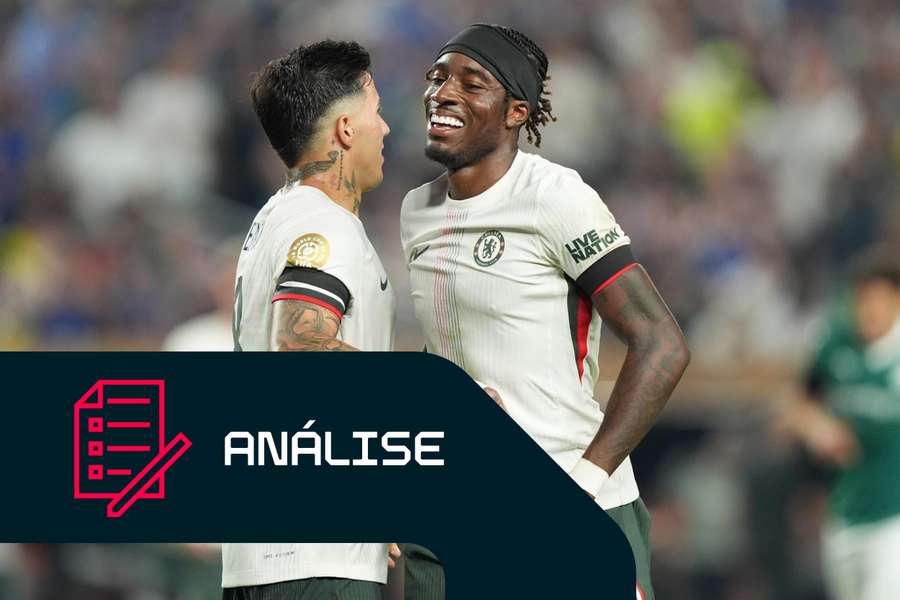 O avançado do Chelsea Noni Madueke e o médio Enzo Fernandez