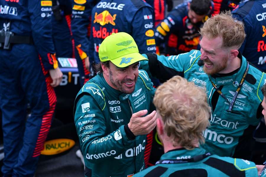 Alonso celebra con su equipo el resultado de Mónaco
