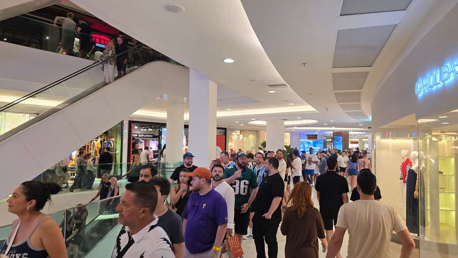 A fila para entrar atravessava o shopping A fila para entrar atravessava o shopping
