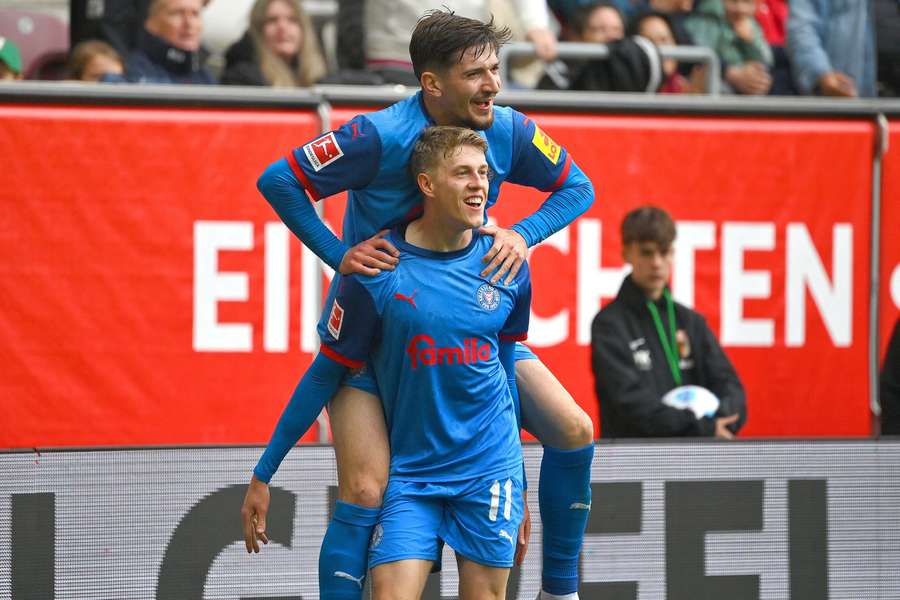 Alexander Bernhardsson, auf dessen Schultern Mitspieler Gigovic