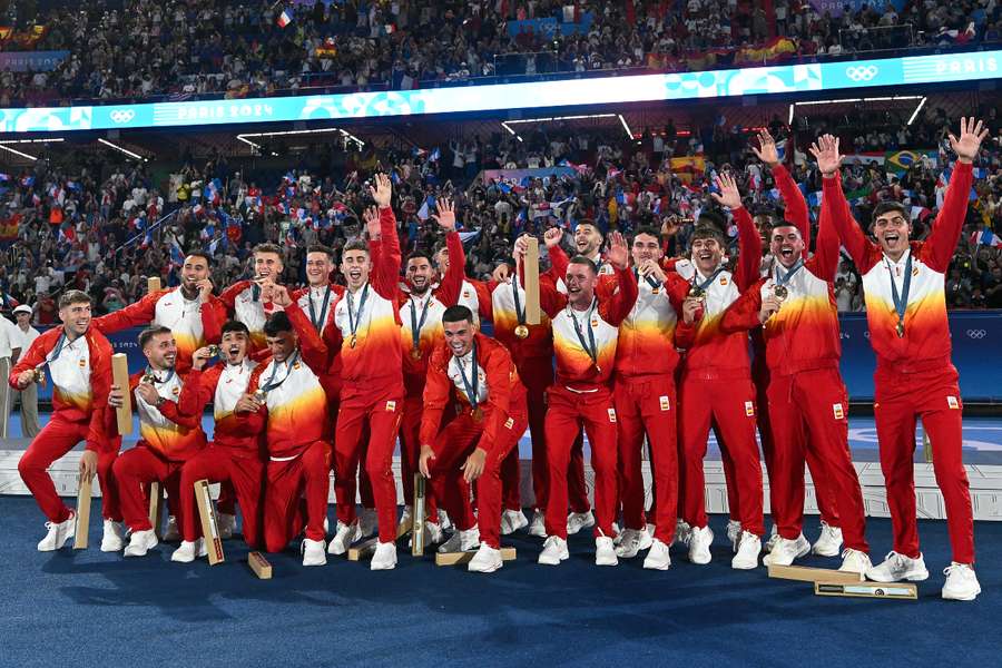 Los jugadores de España celebran el oro olímpico en fútbol masculino