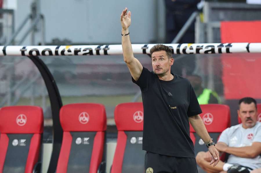 Miroslav Klose muss sich erneut über eine späte Niederlage ärgern