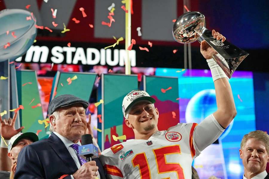 Patrick Mahomes s trofejou Vincea Lombardiho.