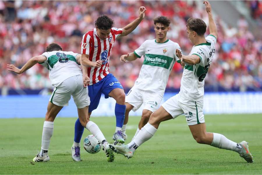Julián Álvarez, rodeado por jugadores del Elche
