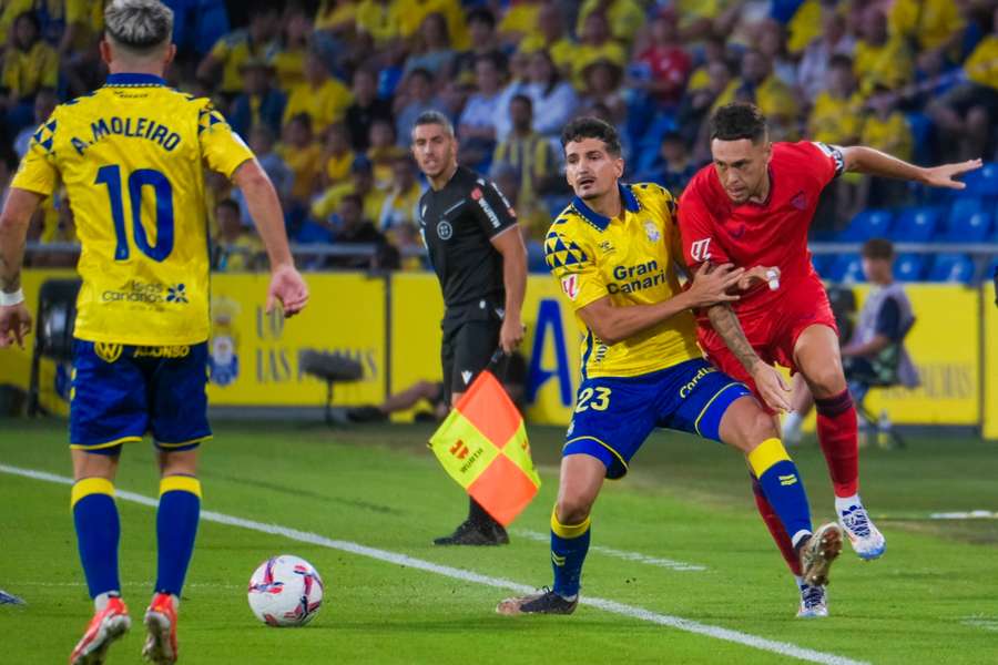 Ocampos tenta afastar-se de Álex Muñoz