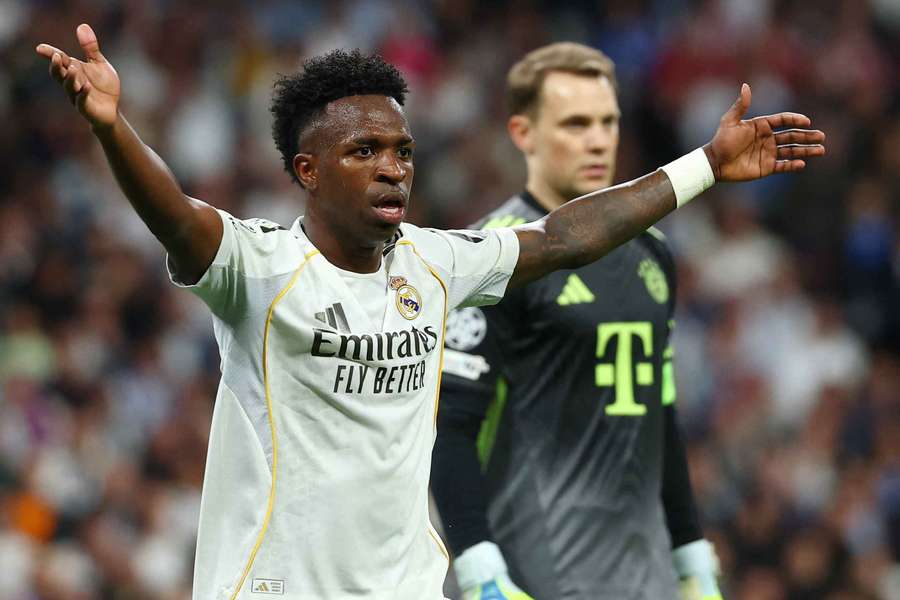 Vini não passou por Neuer (dir.) na partida de ida