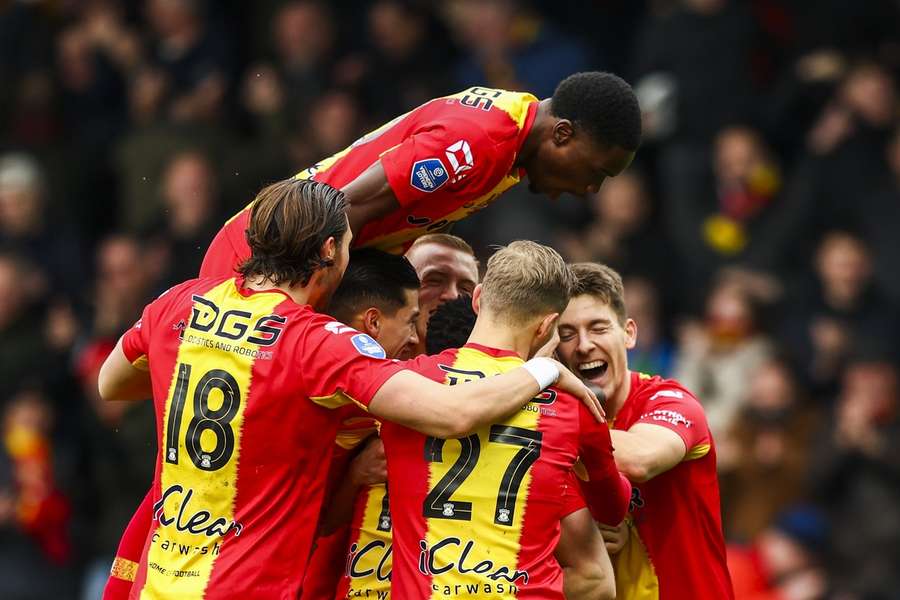 De speler van Go Ahead Eagles vieren de 1-0