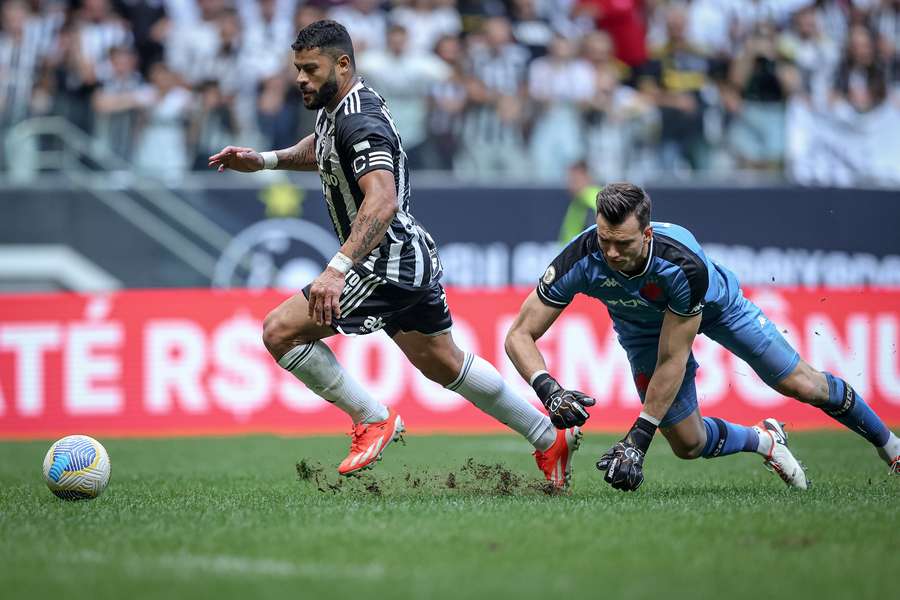 Hulk passou por Léo Jardim para fazer o segundo gol