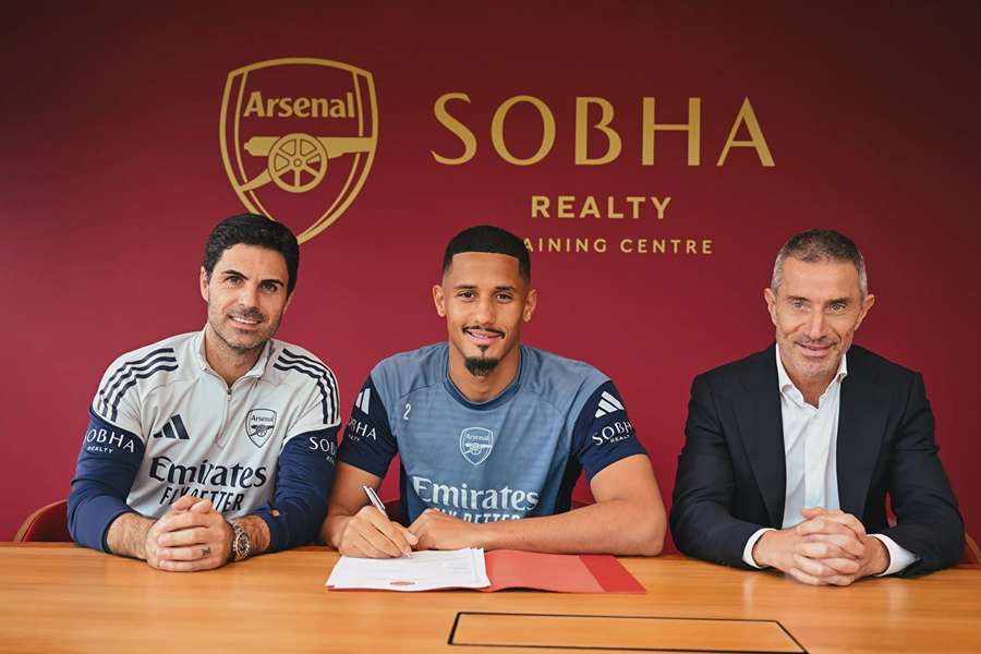 William Saliba při podpisu nové smlouvy s Arsenalem.