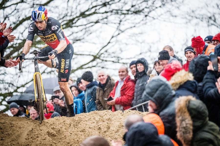 Wout van Aert a câștigat ciclocrosul de la Koksijde (Belgia)