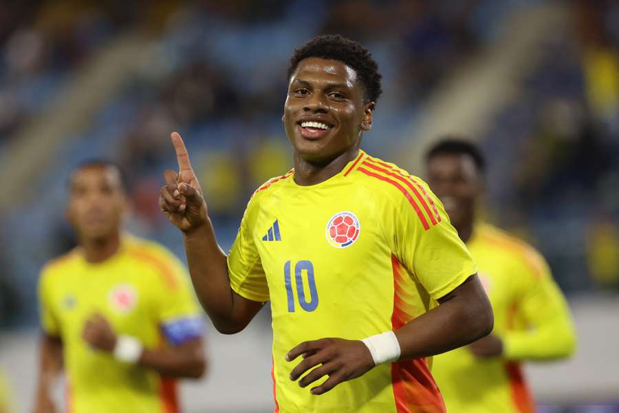 Oscar Perea comemora um dos tentos colombianos na Venezuela