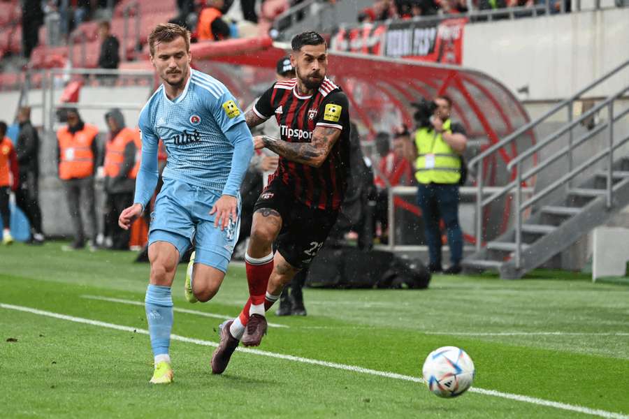 Vpravo Erik Daniel, vľavo Jurij Medvedev počas posledného derby medzi Spartakom a Slovanom 18. septembra 2022.