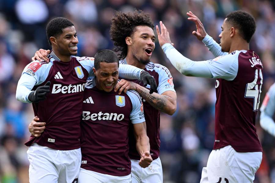 Rashford fez dois gols na classificação do Villa