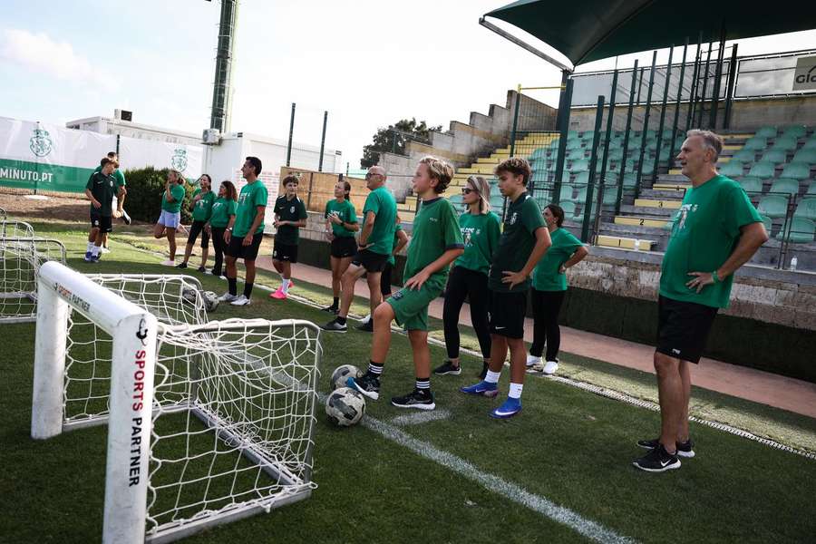 Os jovens jogadores com o pais no treino Os jovens jogadores com o pais no treino