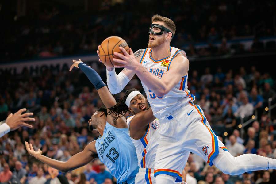 Isaiah Hartenstein (r.) spielt in der NBA groß auf