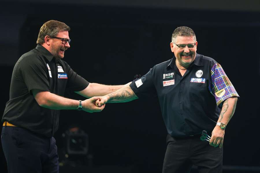 James Wade (links) en Gary Anderson tijdens een Premier League-wedstrijd in 2021