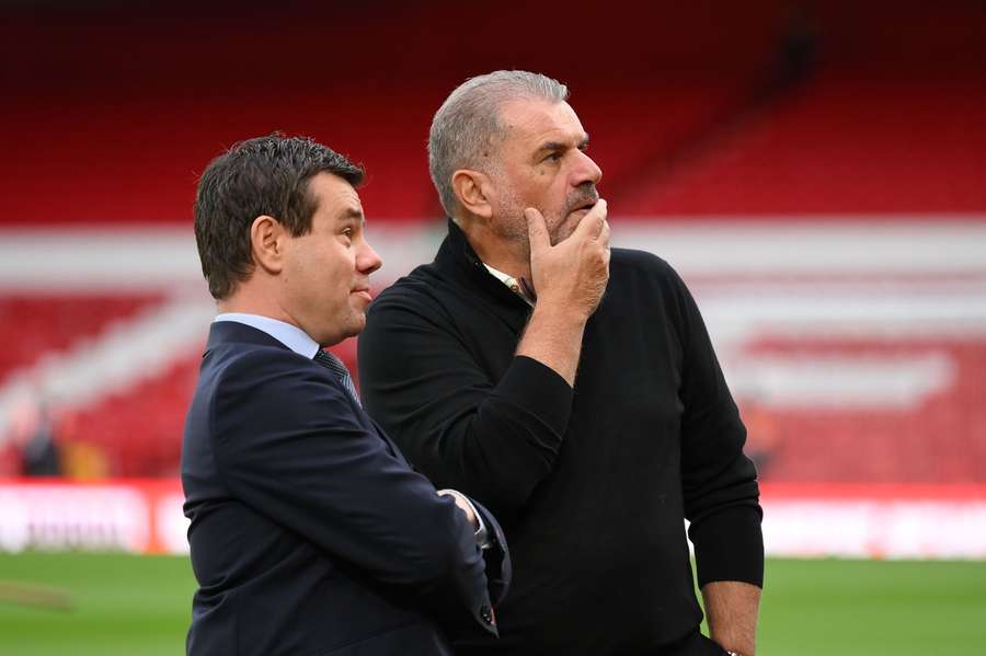 Ross Wilson com Ange Postecoglou, treinador do Nottingham Forest