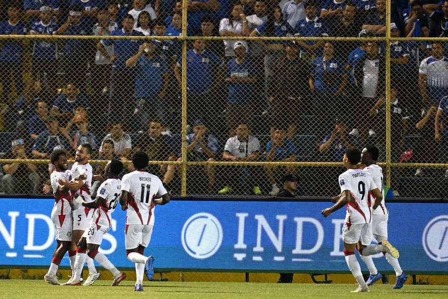 Jucătorii din Surinam sărbătoresc golul victoriei în El Salvador
