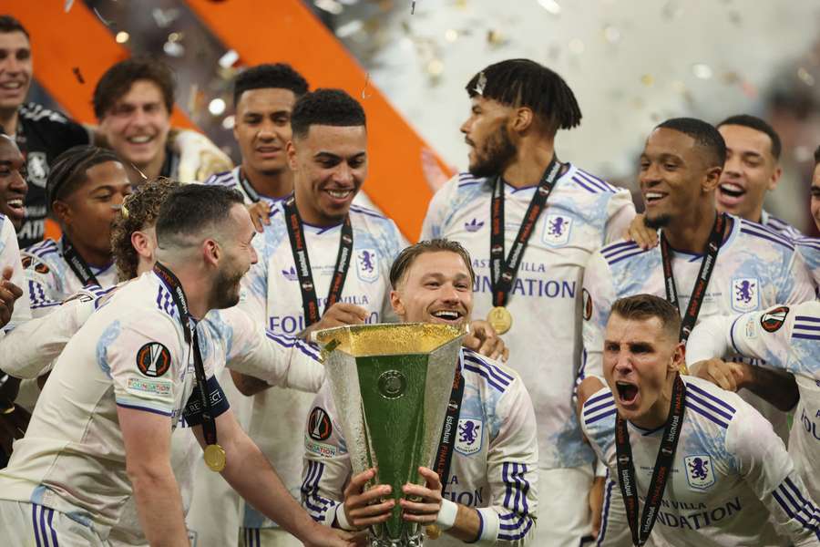 Piłkarze Aston Villi cieszą się z trofeum LE w tureckim Stambule.