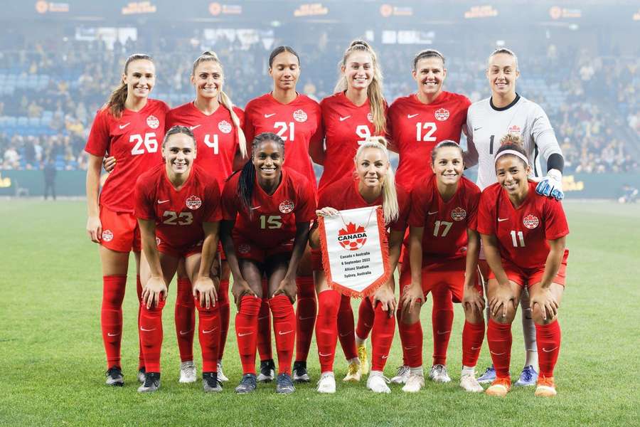 Het elftal van Canada voorafgaand aan de vriendschappelijke wedstrijd tegen Australië in september 2022