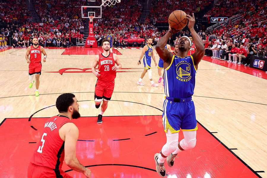 Butler segna un canestro a Houston