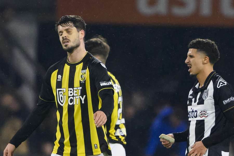 Marco van Ginkel baalt na een Heracles-treffer