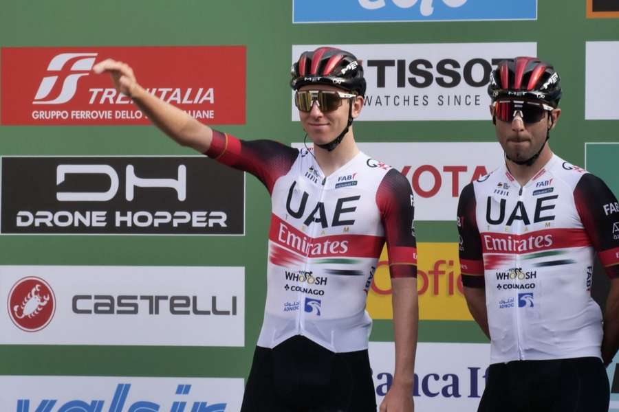 Tadej Pogacar festeja su triunfo en el Giro de Lombardía