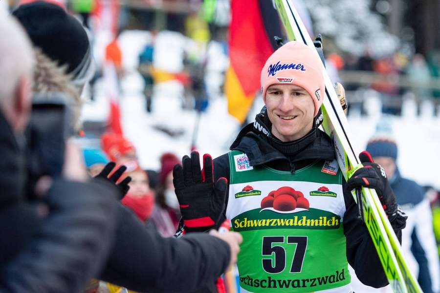 Geiger beim Abklatschen mit seinen Fans in Titisee-Neustadt am 11. Dezember 2022